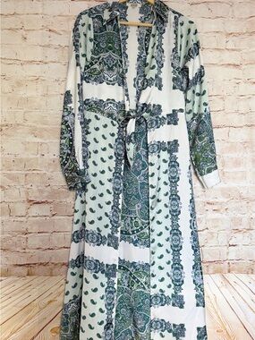 Gimmicks BKE satin paisley duster